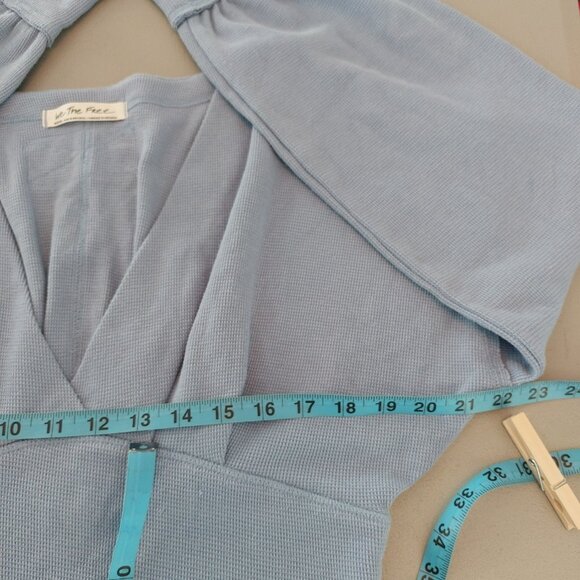 WE THE FREE Thermal Top Blue M Deep V Neck Waffle Knit Relaxed Fit Boho Chic EUC - Picture 5 of 10